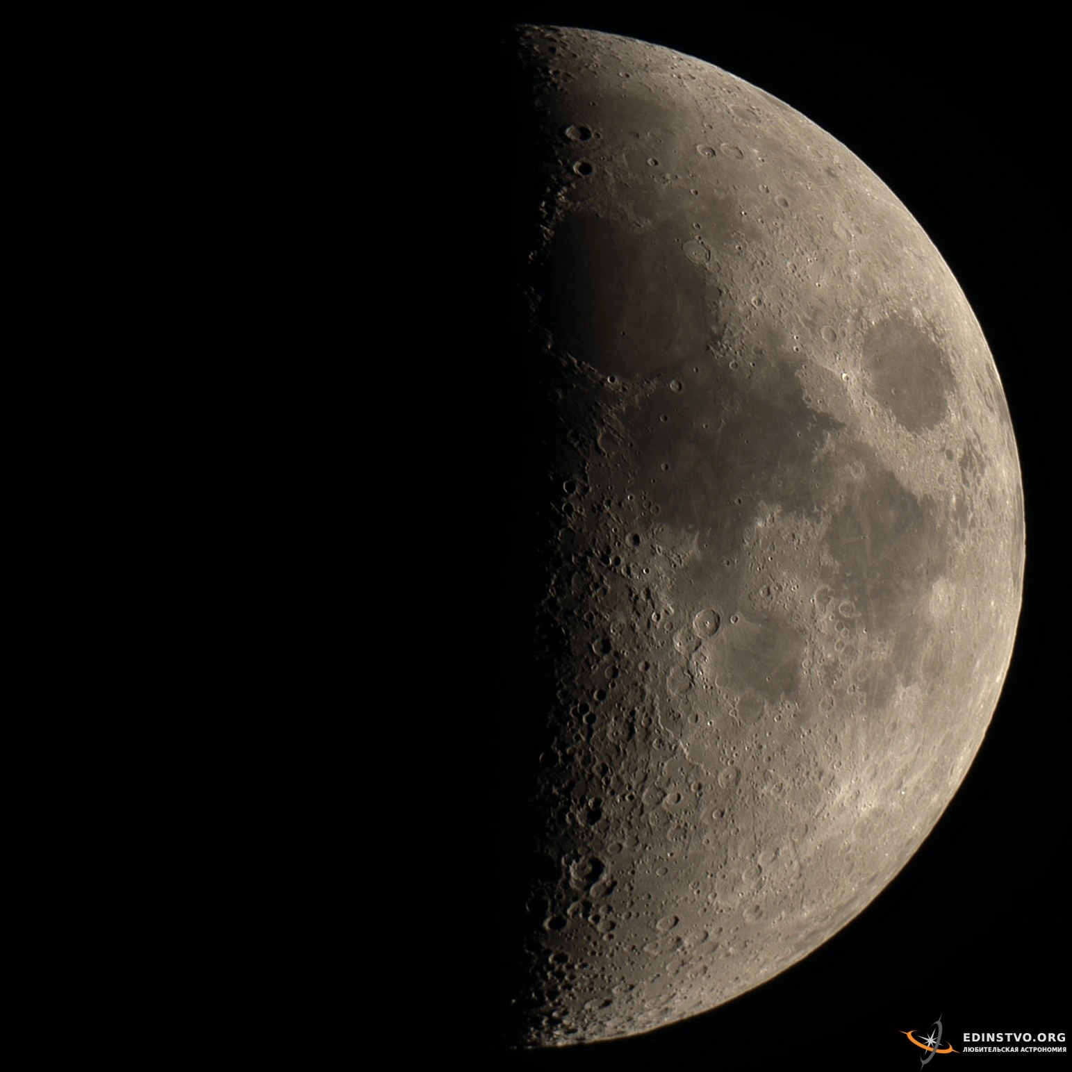 Луна в естественном цвете Луна в естественном цвете