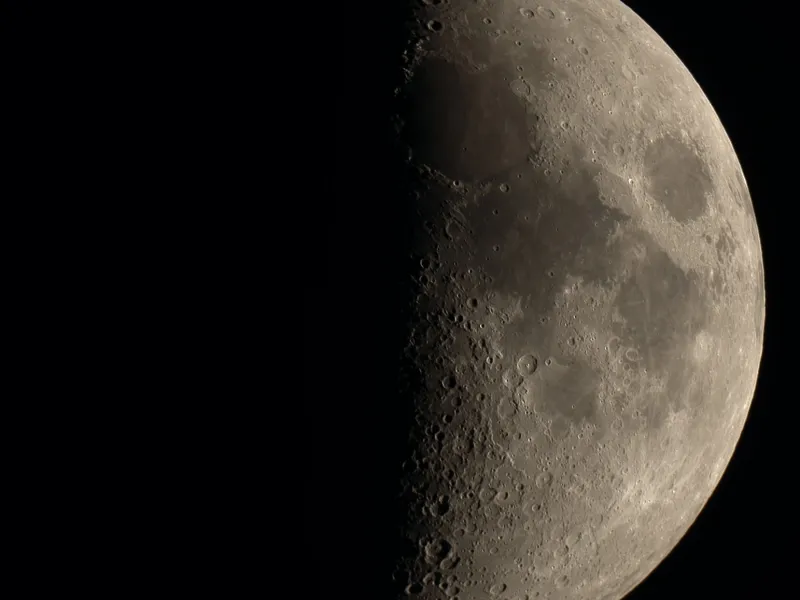 Луна в естественном цвете